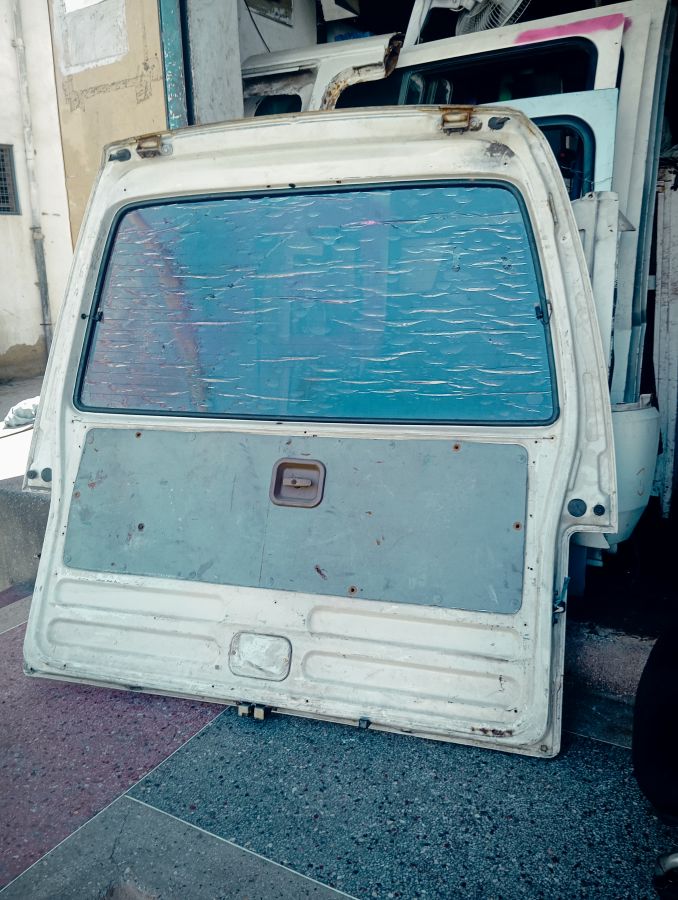 BACK DOOR, BOOT , MLANGO WA NYUMA,GGG, NISSAN CARAVAN E24 TD27 QD32 BOOT E24 IMG 2