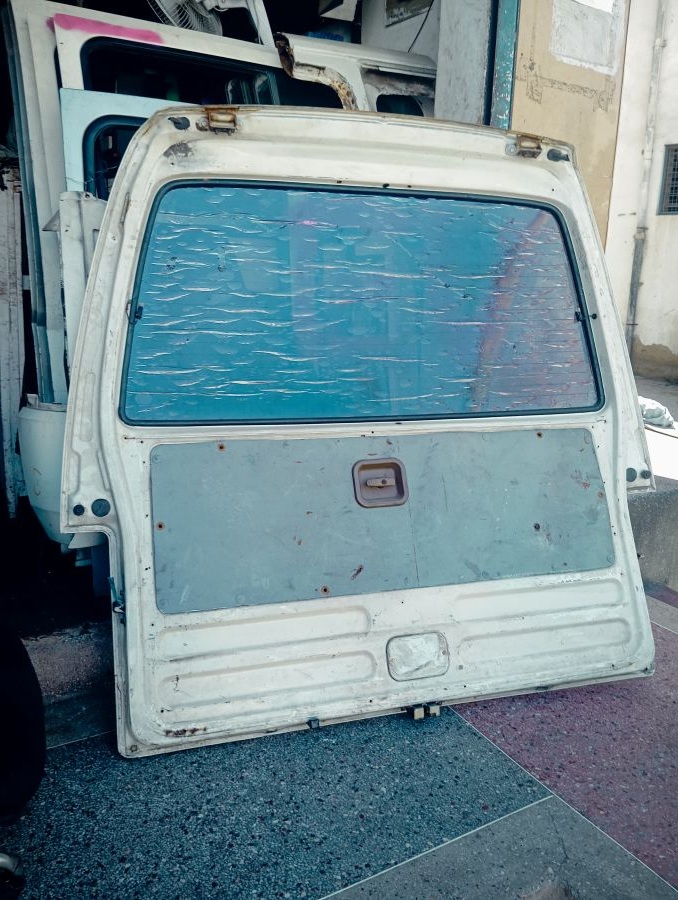 BACK DOOR, BOOT , MLANGO WA NYUMA,GGG, NISSAN CARAVAN E24 TD27 QD32 BOOT E24 IMG 3