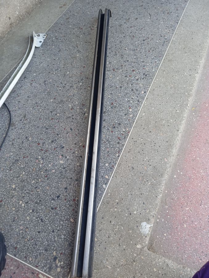 SLIDING DOOR GUIDE RAIL CENTER LH, RELI YA SLIDING KUSHOTO YA KATIKATI, NISSAN CARAVAN E24 TD27 QD32 D.RAIL CENTER IMG 1