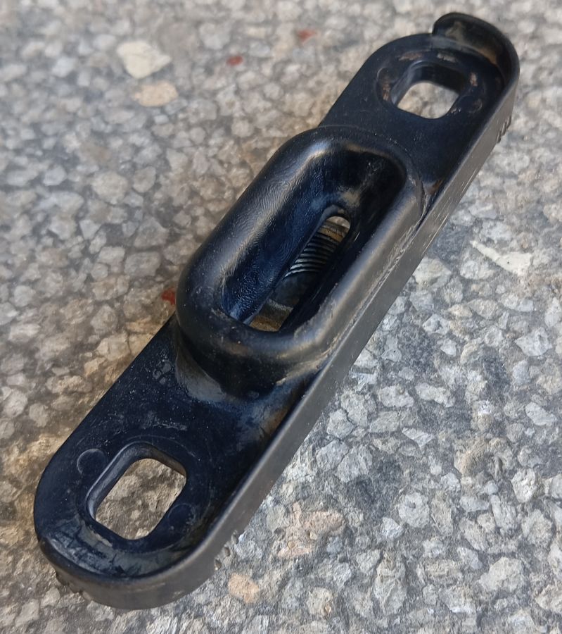 DOVETAIL, FEMALE, SHIMO LA KICHWA CHA MLANGO (JIKE), SLIDING DOOR ALIGNMENT SOCKET NISSAN E24 TD 27 QD 32 FEMALE DOOR GUIDE IMG 1