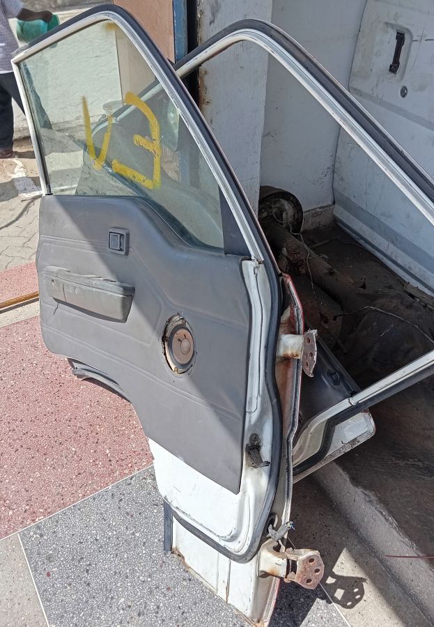 DOOR, FRONT , MLANGO WA MBELE,GGG,FRONT DOOR NISSAN E24 TD 27 QD 32 FRONT DOOR IMG 3