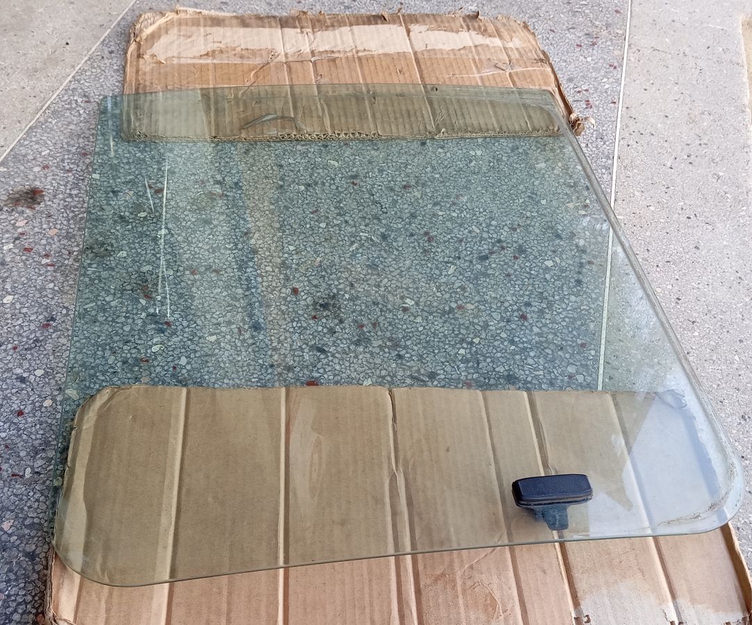 GLASS WINDOW E24 Img 1