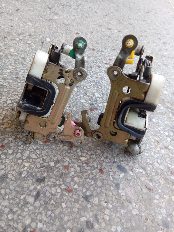 LOCK ASSEMBLY, FRONT DOOR,LOKI, KUFURI NISSAN MLANGO WA MBELE , FRONT DOOR LOCK NISSAN E24 TD 27 QD 32 LOCK FR.D DOUBLE IMG 3